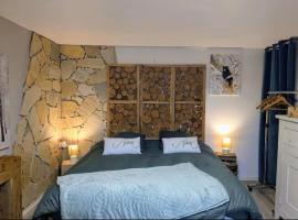 Studio cozy - sauna privé - piscine - cuisine, Hotel in Monthion