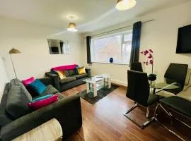 Modern 2 bed 1st Floor Apartment by Jesswood Properties Parking Wi-fi