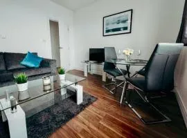 Modern 2 bed 1st Floor Apartment by Jesswood Properties Parking Wi-fi