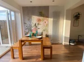 Isleworth House with Garden & private parking