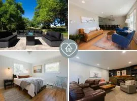 Peaceful Farmhouse Retreat - Hot Tub - Sleeps 15