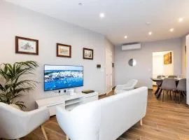 V86 - Charming 1 Bedroom Isla Duplex Apt with Harbour Views