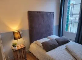 Chambre Lumineuse avec Balcon - Cuisine Partagée & Salle de Bain Privative