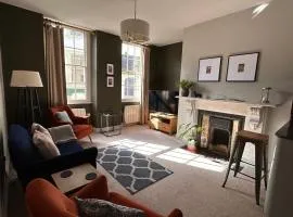 The Linen Loft - 2 Bed Apartment - Central Town Location - Reserved Parking Space Included