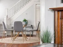 Lockerbie Townhome - Steps to Mass Ave - Sleeps 8 - Family Friendly