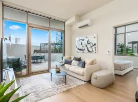 Honolulu Luxury Condo w Resort Amenities Private Courtyard Access