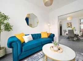 Modern Spacious Home - Garden - Parking - Sleeps 6