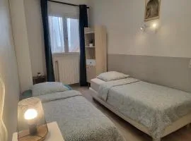 Separate Bright Double Room - Center & Castle - Shared Kitchen & Private Bathroom