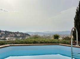Maison lumineuse avec vue mer, montagne et sur le Rocher de Roquebrune, piscine et parking, hotel u gradu Sen-Rafael