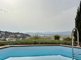 Maison lumineuse avec vue mer, montagne et sur le Rocher de Roquebrune, piscine et parking