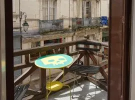 Au pied de la tour Saint Antoine