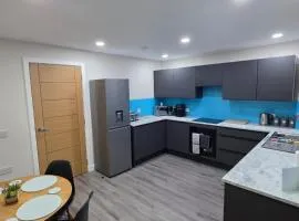 2 Bed House Sleeps 5 -Private Garden -Dogs Allowed