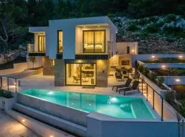 Luxury Villa Luce seaside heated pool sauna