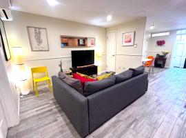 Cozy Garden Apartment in Washington Heights with Private Entrance, hotel di New York