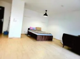 Studio 38 m modern, unobstructed view Tram 17