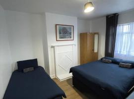 Comfort Triple Room near Airport - 4, hotel di Dublin