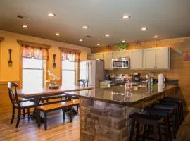 Gatlinburg Pool Pad – Luxury 4BR Chalet, Indoor Pool, Sauna & Theater Room