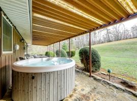 Scenic Asheville Area Retreat Hot Tub and Game Room, Hotel in Candler