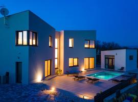 Villa Ancora, Luxury Villa with Pool, hotel in Kornić