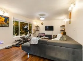 Cozy Work-Ready 1BR Condo Near Downtown