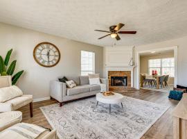 Austell Home Near Six Flags w Yard and Fireplace, khách sạn ở Austell