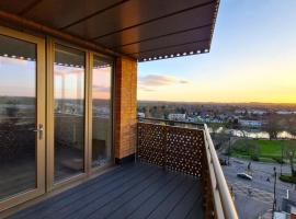 Gorgeous Riverside Flat with Free Parking & Wi-Fi, Hotel in Staines-upon-Thames