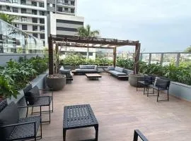 Condomínio com piscina, academia, coworking e segurança 24h.