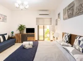 Large duplex apartment with spa 10min walk from Malta Airport - sleeps 7