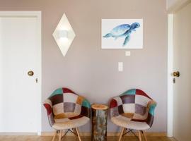 Chelonas Nest, Modern Comfort by the Beach, hotel a Gázion