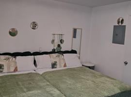 Small's Cozy Rest 9 Efficiency, khách sạn ở South Bimini