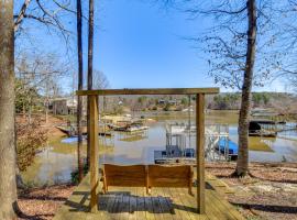 On-Site Lake Keowee Fun! Wooded Basecamp with Dock、West Unionのホテル