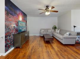 Spacious home Near LakePoint with King Bed and Outdoor Space, Hotel in Emerson