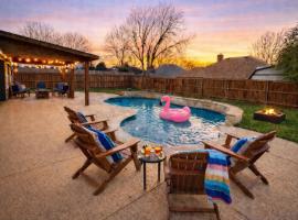 Keller Charm-Near Bear Creek Park & Stadiums,Pool، فندق في Keller