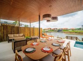 Bz53 House with pool in front of the Canal - Arete