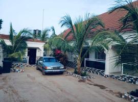 Jawara Kunda Apartments, viešbutis mieste Tujering