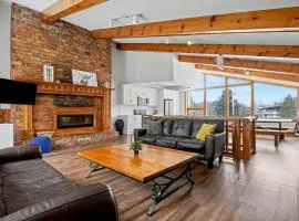 Birch View- Balcony-Backyard-Parking-Sauna-Sleeps 20