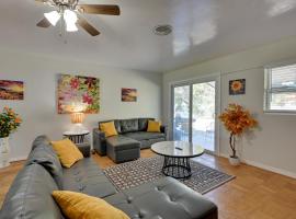7 Mi to Busch Gardens! Family and Pet-Friendly Home, hotel u gradu 'Lutz'