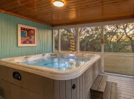 Hot Tub Screened Porch and Fenced Yard
