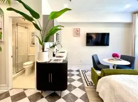 The Green Room - Poolside Studio & Gated Beach at Historic Hotel Residence on Palm Beach Island