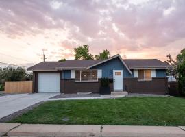 Private Upper Unit Home, Pet Friendly, Min to DT, hotel sa Arvada