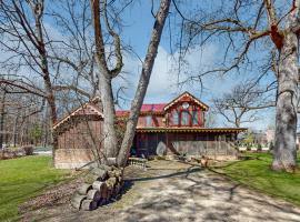 Boat, Fish, Swim! Lakefront Wisconsin Gem w/ Pier, ξενοδοχείο σε Ripon