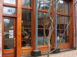 Historic Downtown 2 Bedroom Condo, hotel v mestu New Bern