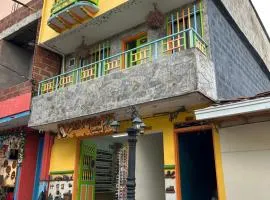 Casa Colores de Guatape a pasos de la Calle de las Sombrillas