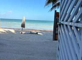 Mittoz House with beach access in Holbox downtown, hotel en Isla Holbox