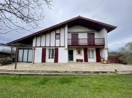 Maison paisible avec parking - 6 pers. - FR-1-495-158, hotel a Larressore