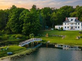 Secluded Estate • Optional Guest House Pond Playroom Gym Theater Sunny Pond by AvantStay, hotel di Austerlitz