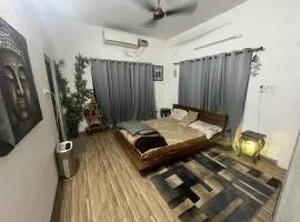 Roxys Cozy 1BHK Dalanwala Pet Friendly