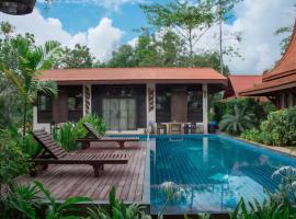 ALLTHAI house & spa Phuket-Thaihouse – hotel w mieście Thalang