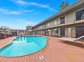 Viesnīca Econo Lodge Inn & Suites Escondido Downtown pilsētā Eskondido