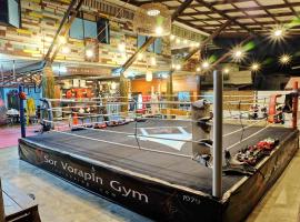 Sor Vorapin Muay Thai Home, hotel with parking in Bangkok